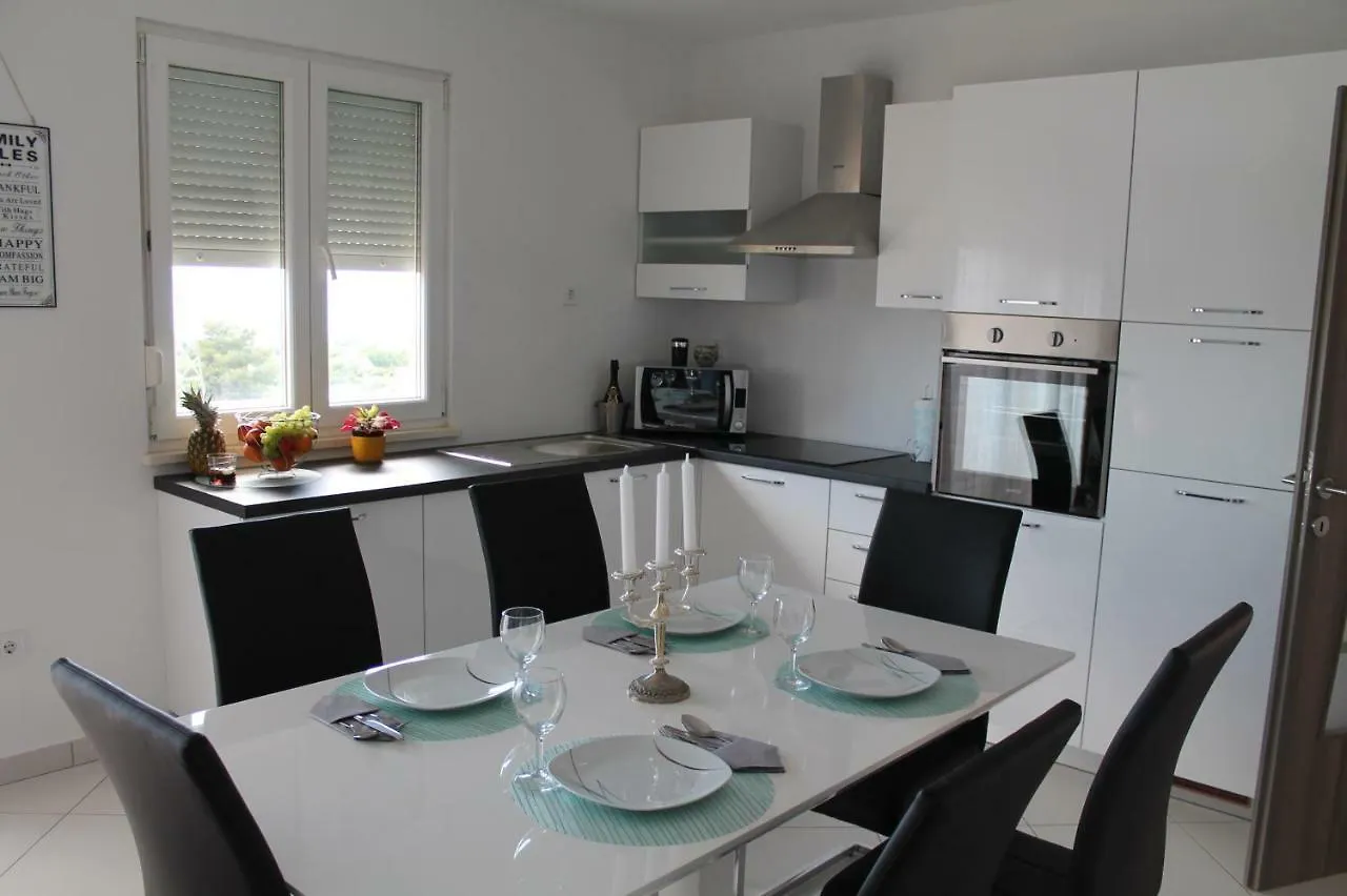 Lana I Natali Apartment Kastela