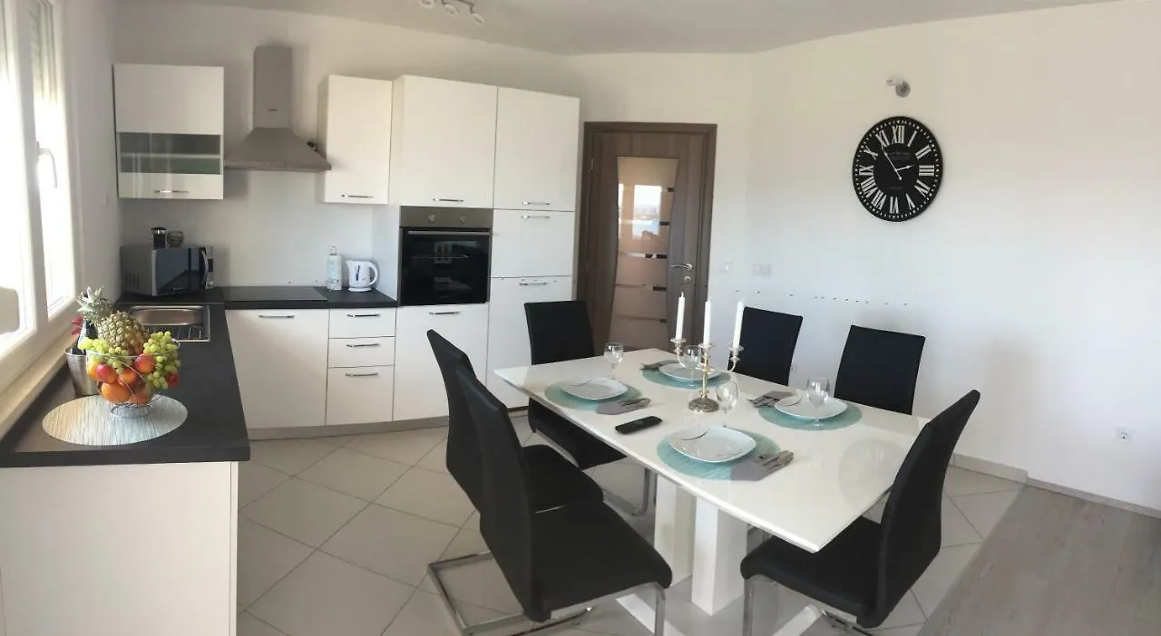 Lana I Natali Apartment Kastela