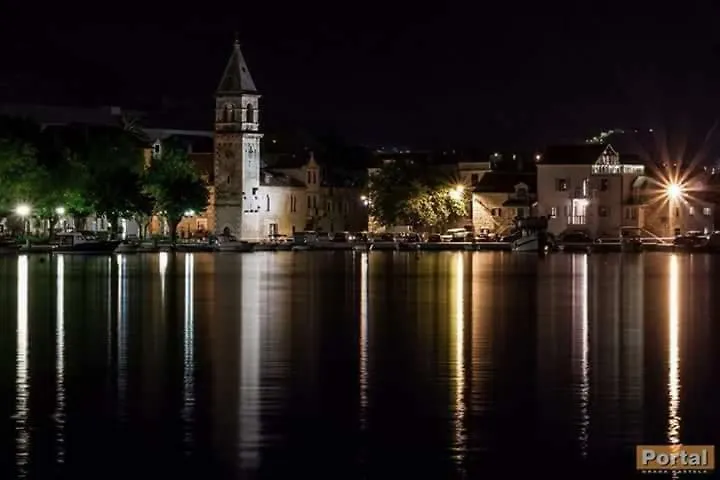 Lana I Natali Apartment Kastela